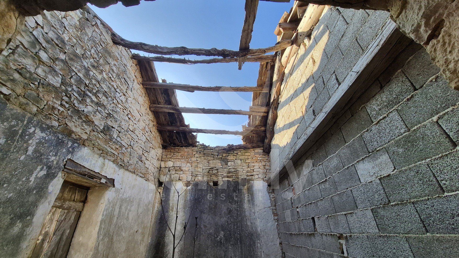 PRODAJA IZUZETNO PROSTRANOG ZEMLJIŠTA SA KAMENIM KUĆAMA