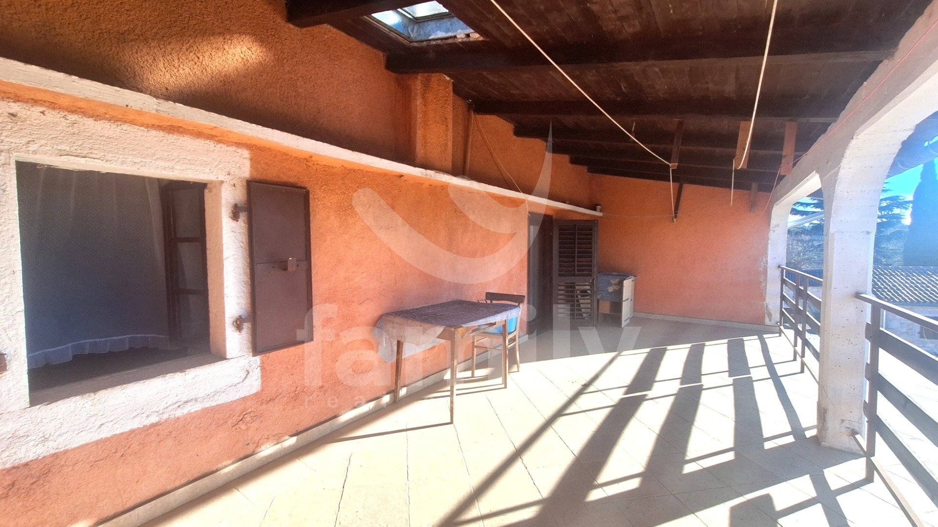 PRODAJA OBITELJSKE KUĆE U NIZU U OKOLICI VIŠNJANA