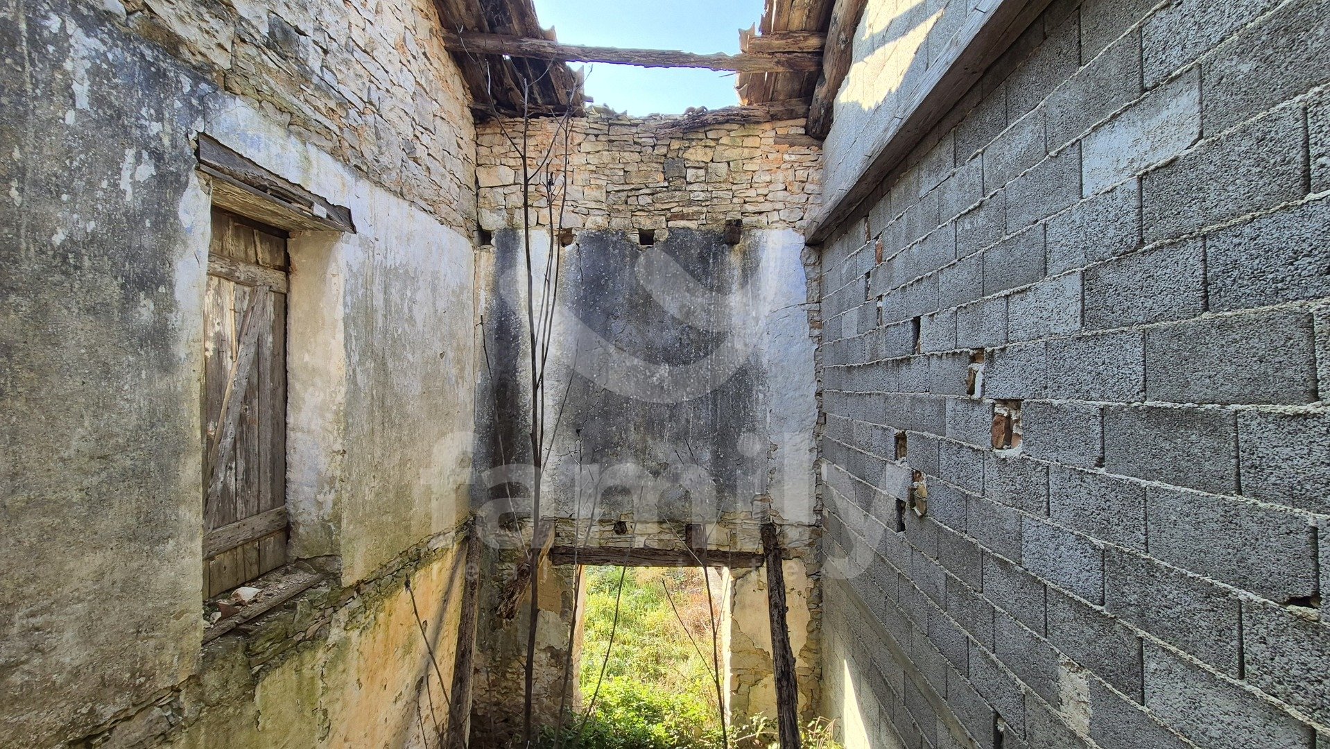 PRODAJA IZUZETNO PROSTRANOG ZEMLJIŠTA SA KAMENIM KUĆAMA