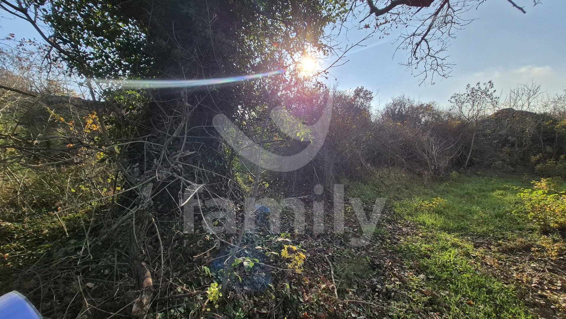 PRODAJA IZUZETNO PROSTRANOG ZEMLJIŠTA SA KAMENIM KUĆAMA