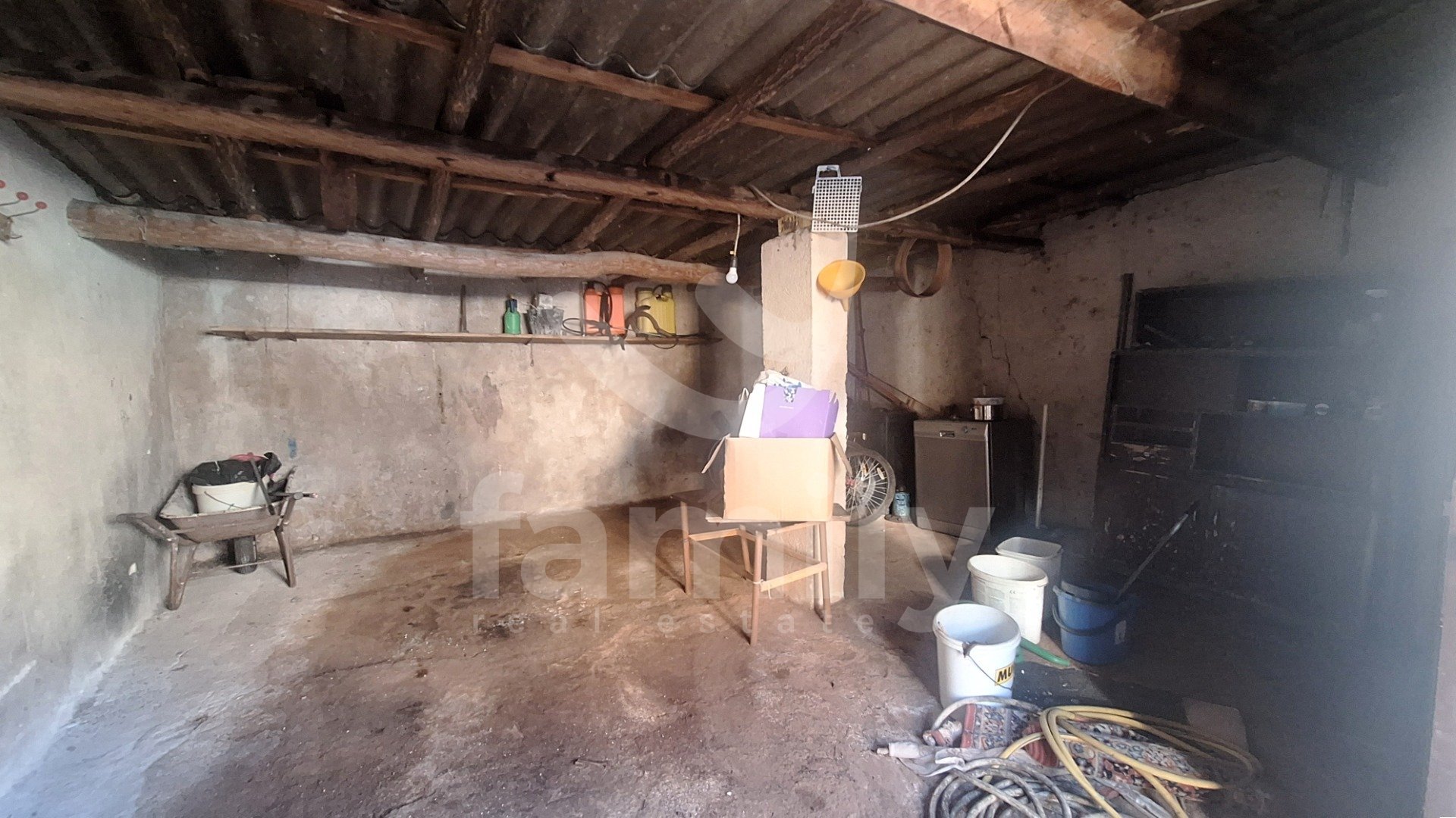 PRODAJA OBITELJSKE KUĆE U NIZU U OKOLICI VIŠNJANA