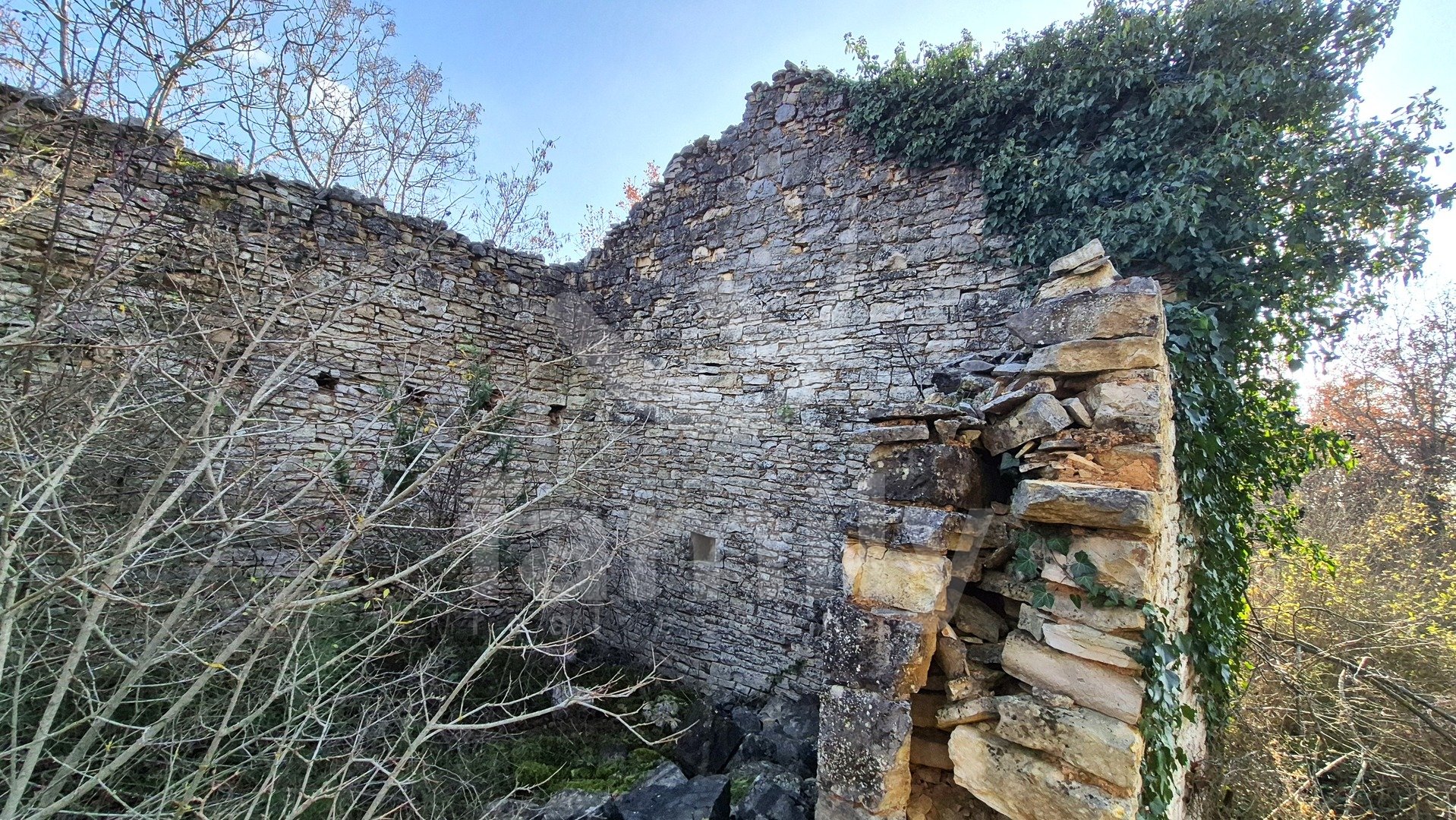 PRODAJA IZUZETNO PROSTRANOG ZEMLJIŠTA SA KAMENIM KUĆAMA