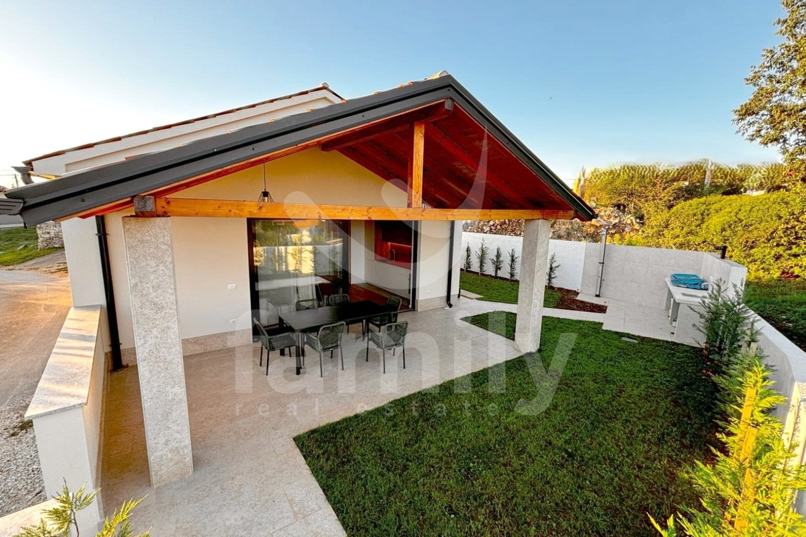 PRODAJA VISOKOKVALITETNE ŠARMANTNE PRIZEMNICE NA MIRNOJ LOKACIJI