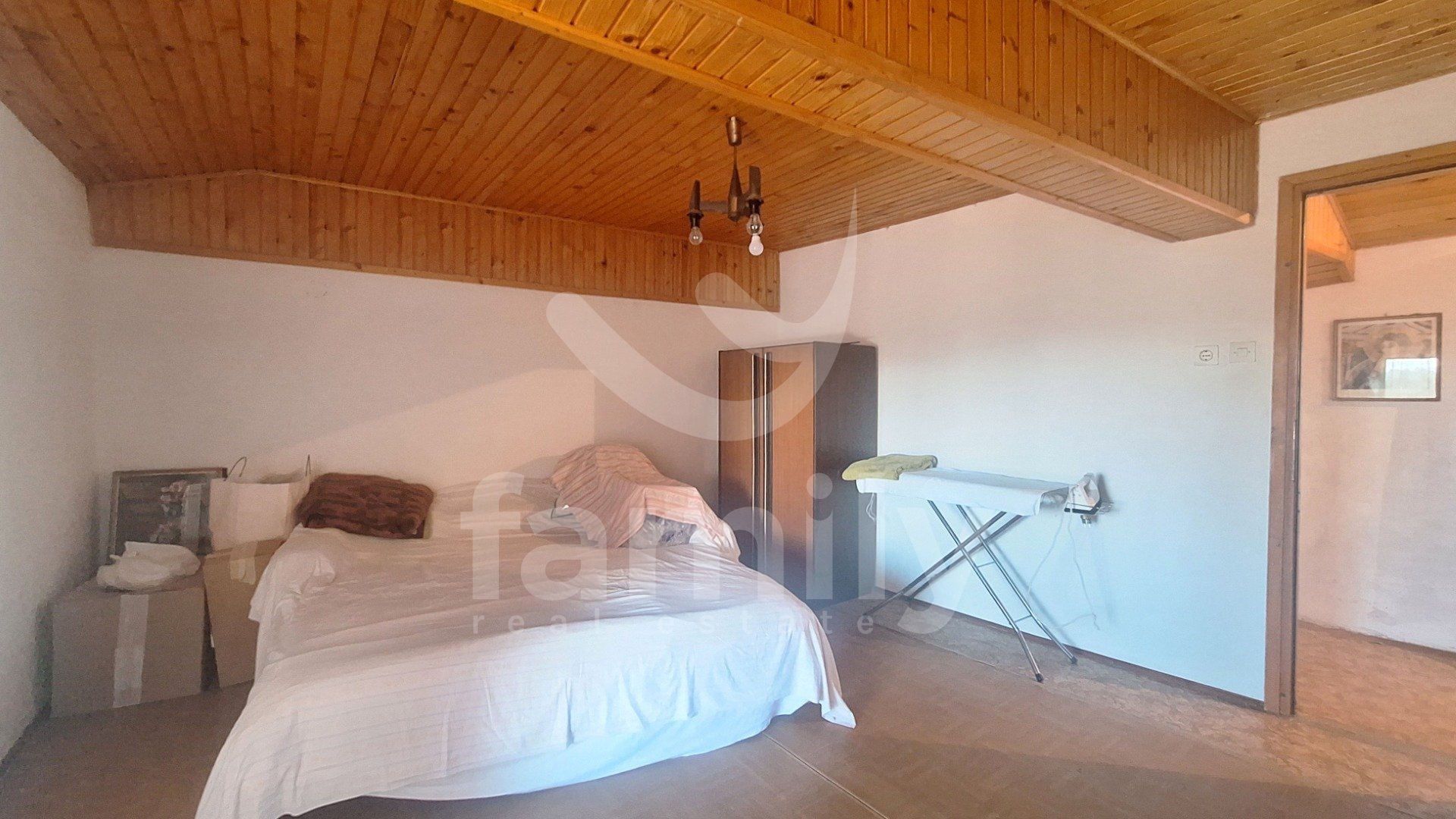 PRODAJA OBITELJSKE KUĆE U NIZU U OKOLICI VIŠNJANA