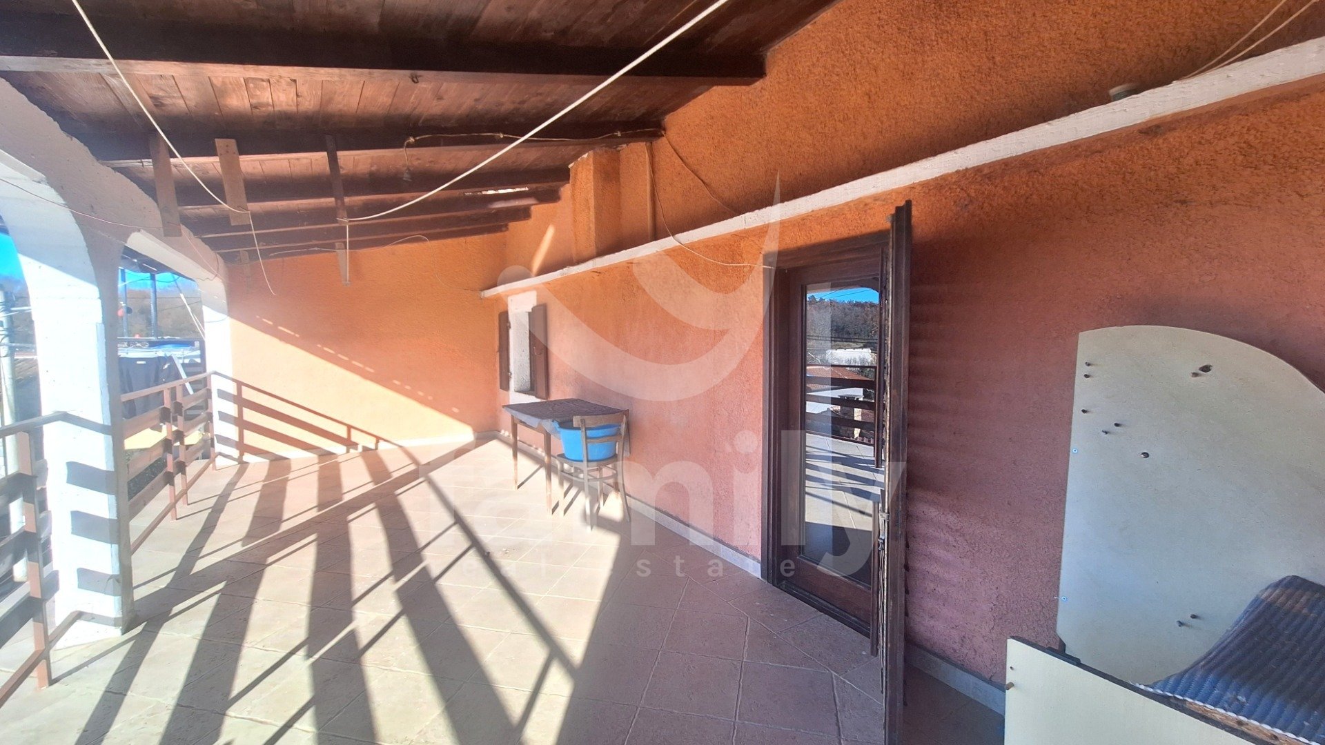 PRODAJA OBITELJSKE KUĆE U NIZU U OKOLICI VIŠNJANA