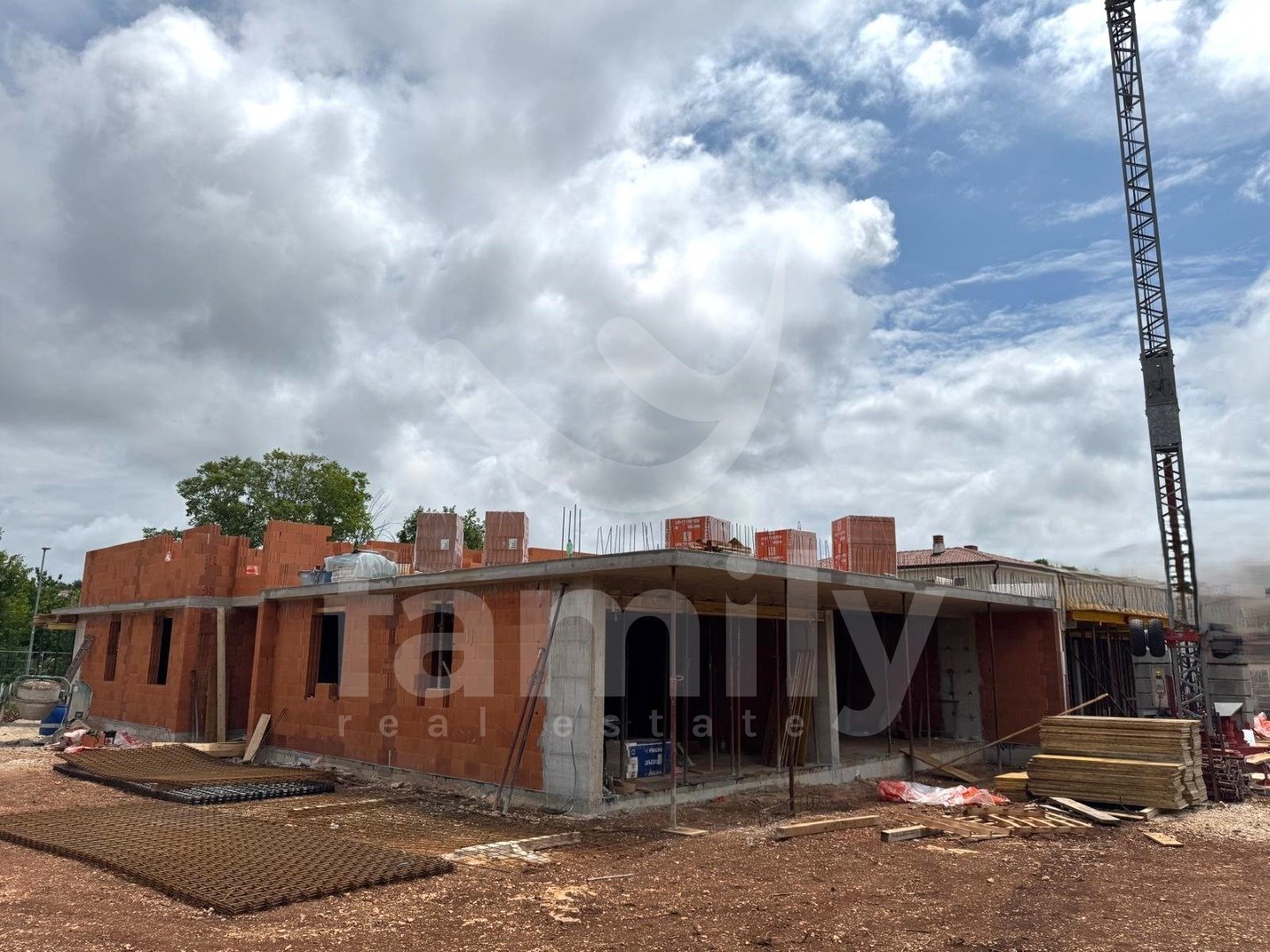 PRODAJA KOMFORNOG STANA SA VRTOM U NOVOGRADNJI