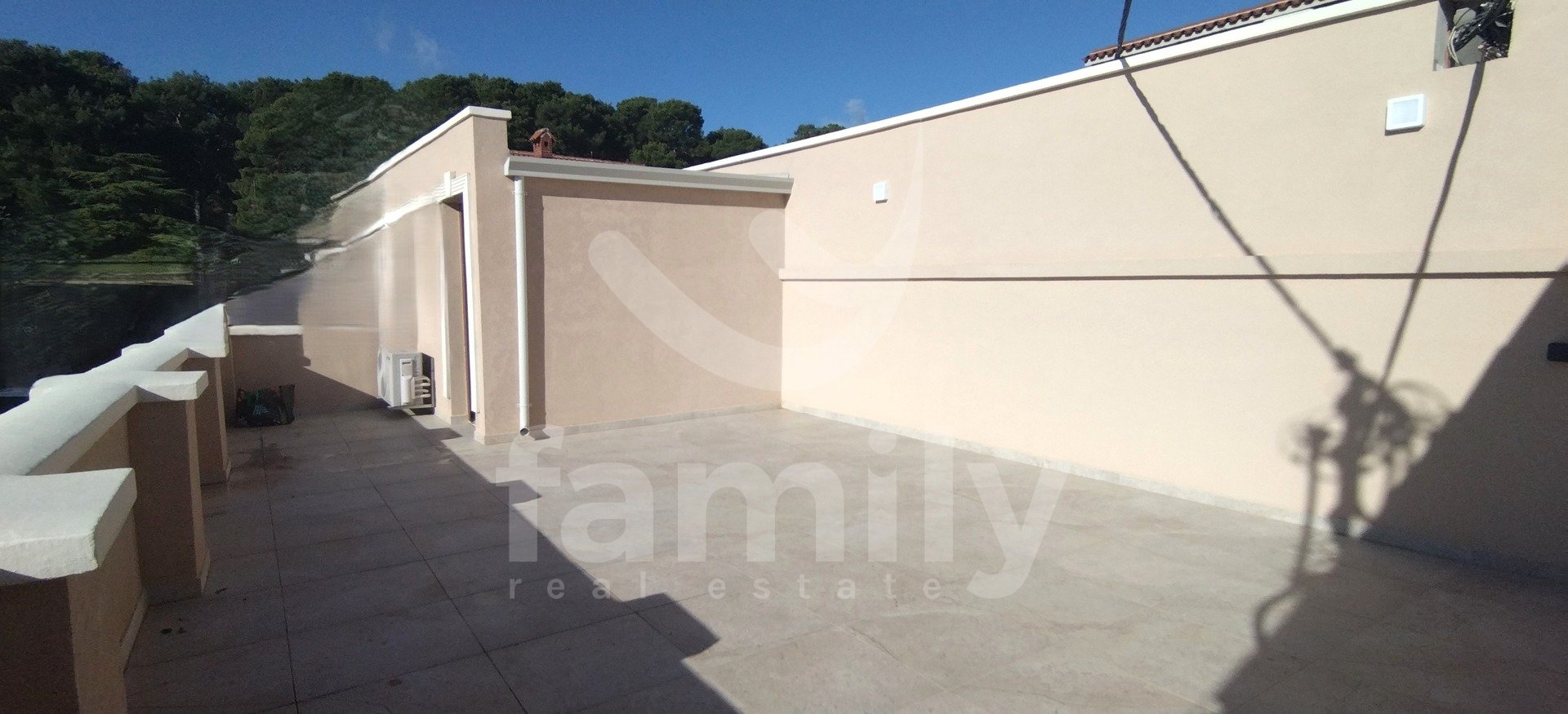 LIJEPA KOMPLETNO RENOVIRANA KUĆA U PULI