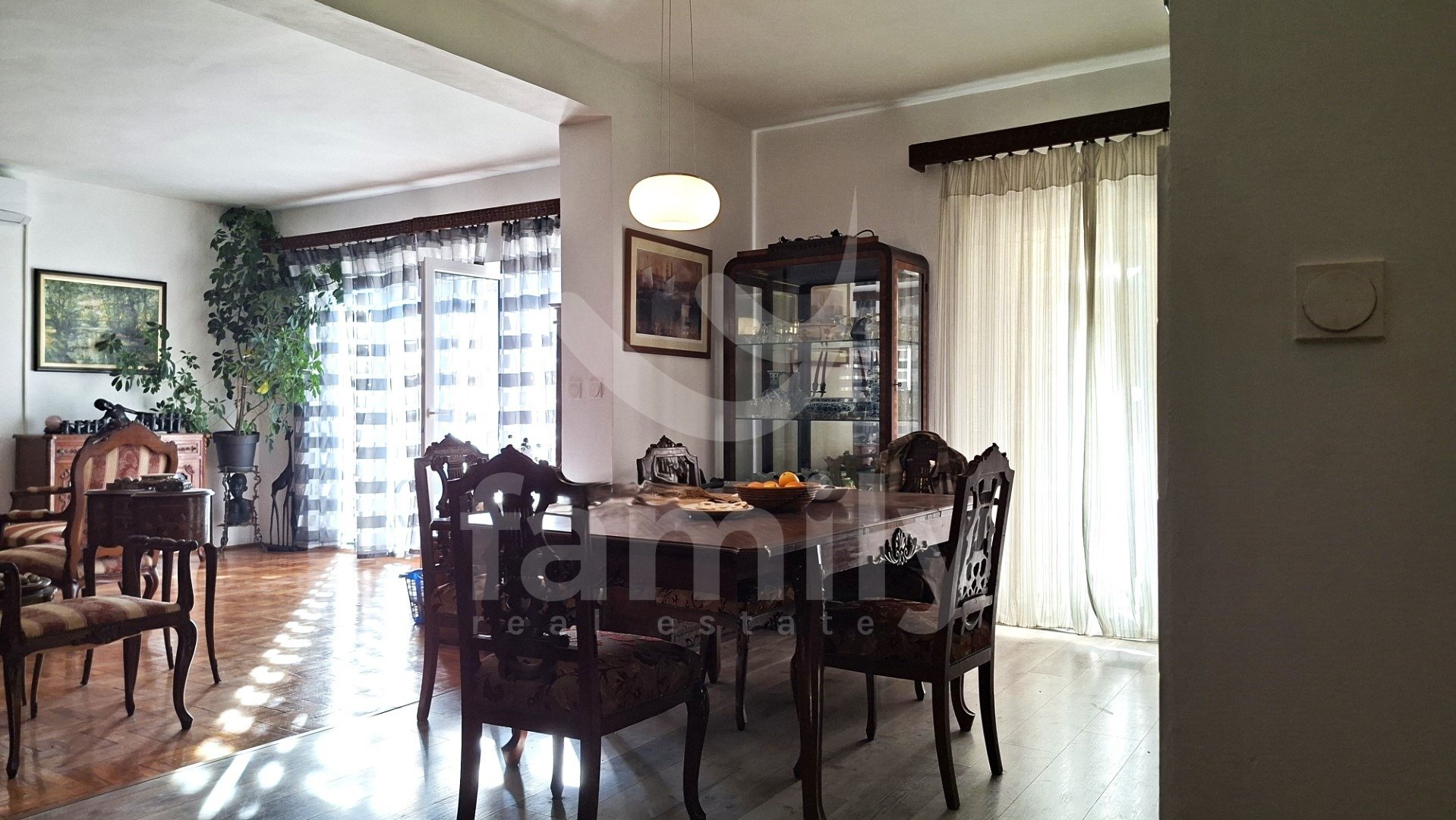 VERKAUF EINES HOCHPROFITABLEN HAUSES MIT MEERESBLICK