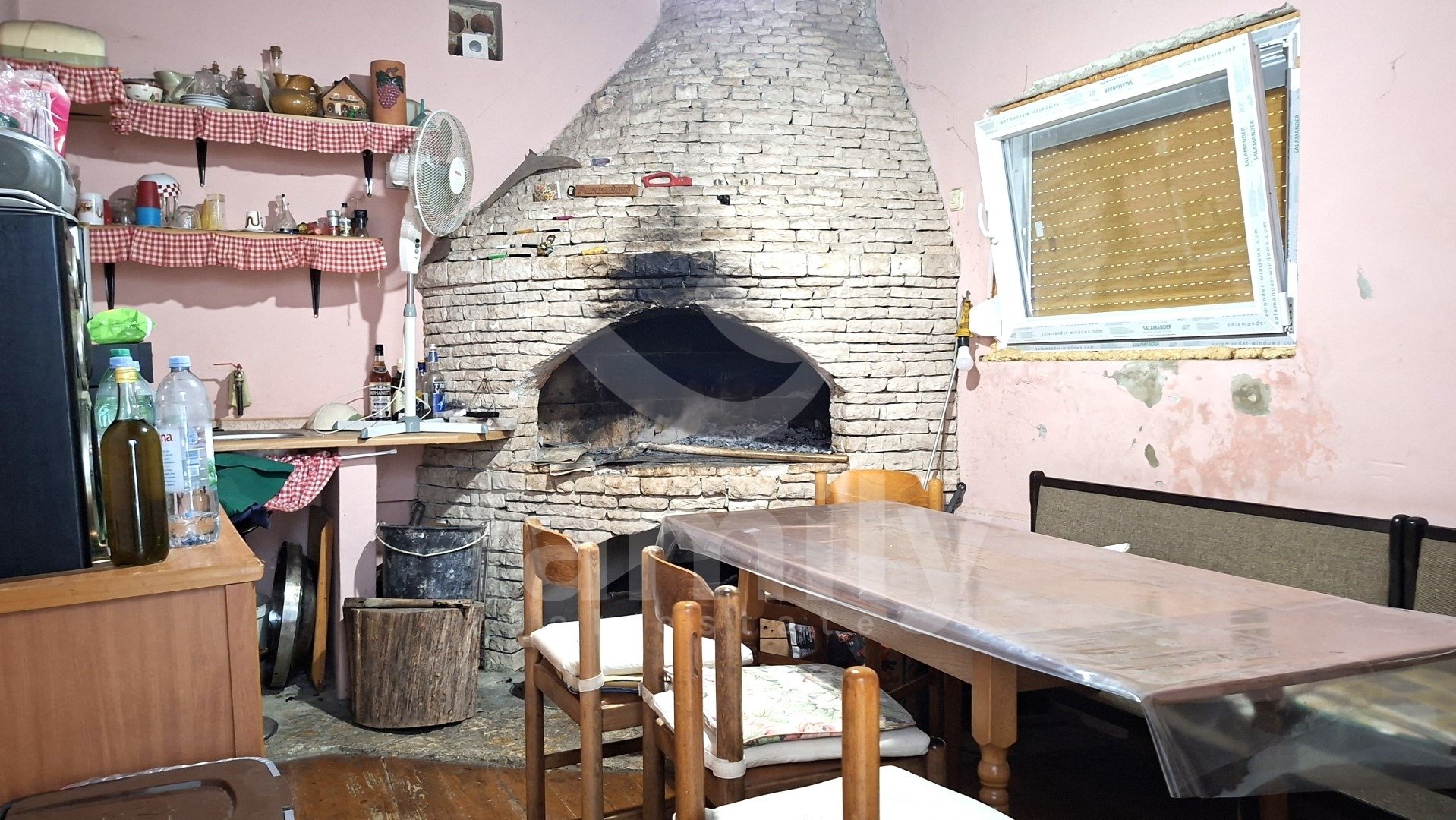 SPACIOUS DETACHED FAMILY HOUSE WITH 4 RESIDENTIAL UNITS