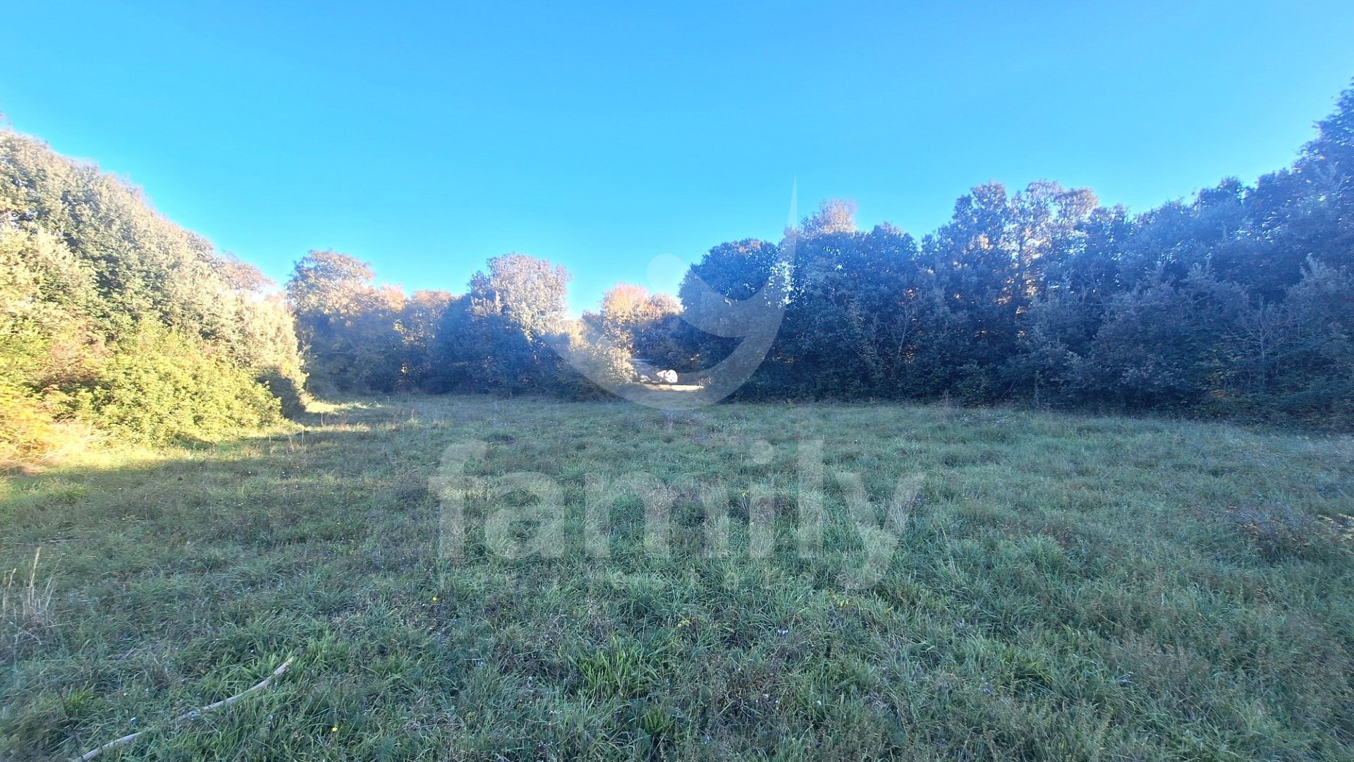 GRAĐEVINSKO ZEMLJIŠTE UGOSTITELJSKO-TURISTIČKE NAMJENE BLIZU MORA