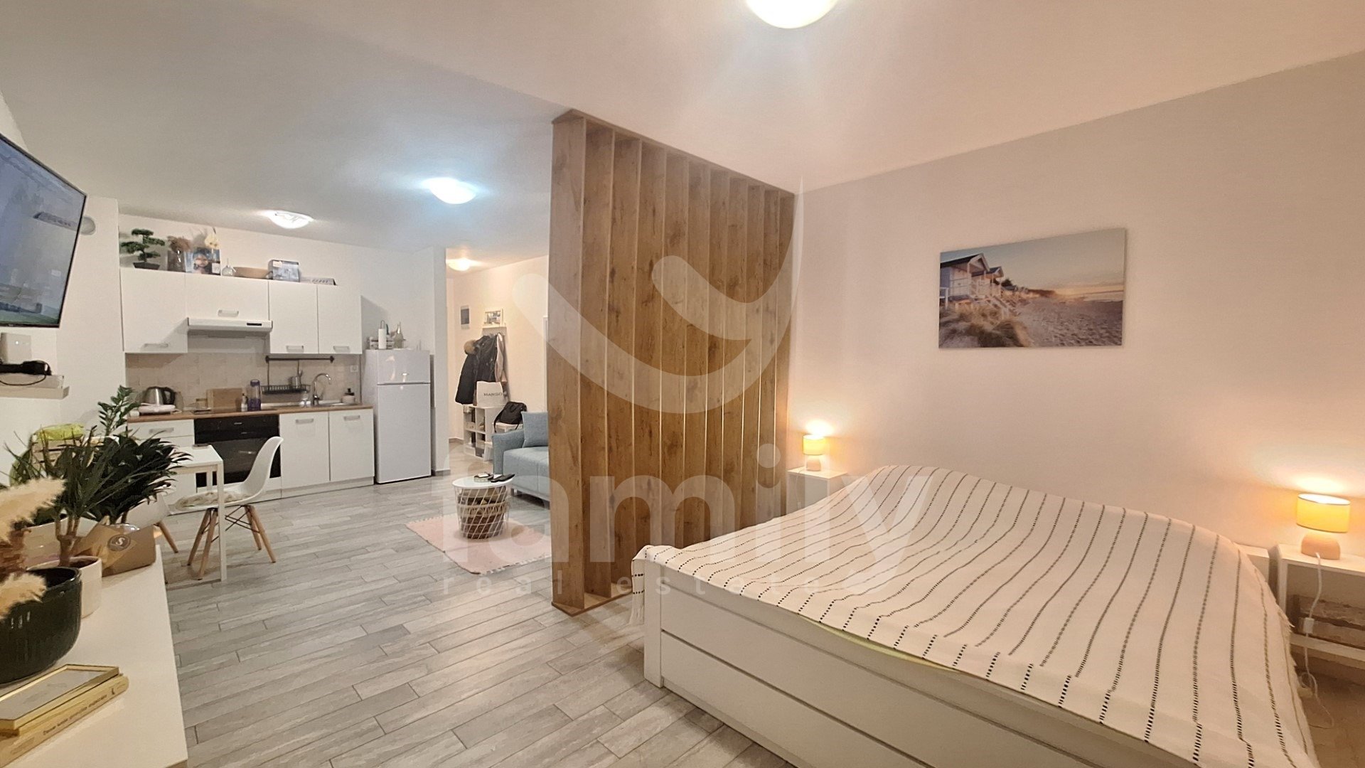 PRODAJA KOMFORNOG JEDNOSOBNOG STANA 150 M OD MORA