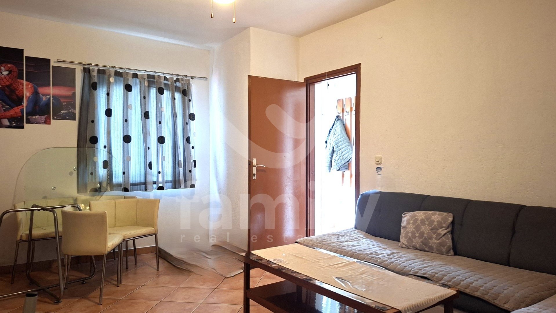 SPACIOUS DETACHED FAMILY HOUSE WITH 4 RESIDENTIAL UNITS