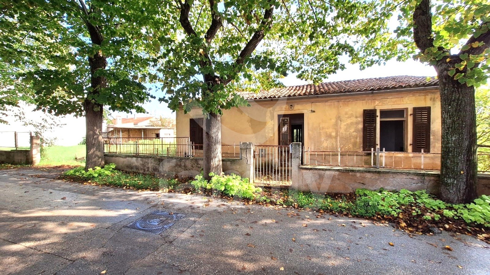 EXCLUSIVE DETACHED FAMILY HOUSE FOR RENOVATION