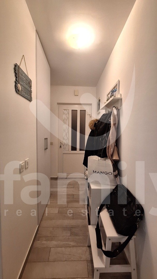 PRODAJA KOMFORNOG JEDNOSOBNOG STANA 150 M OD MORA