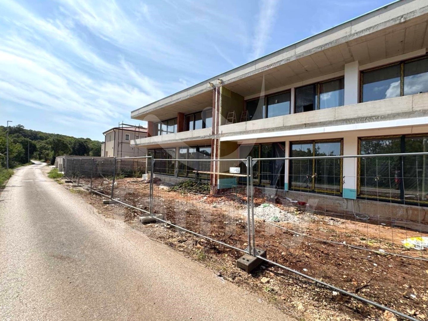 PRODAJA KOMFORNOG STANA SA VRTOM U NOVOGRADNJI