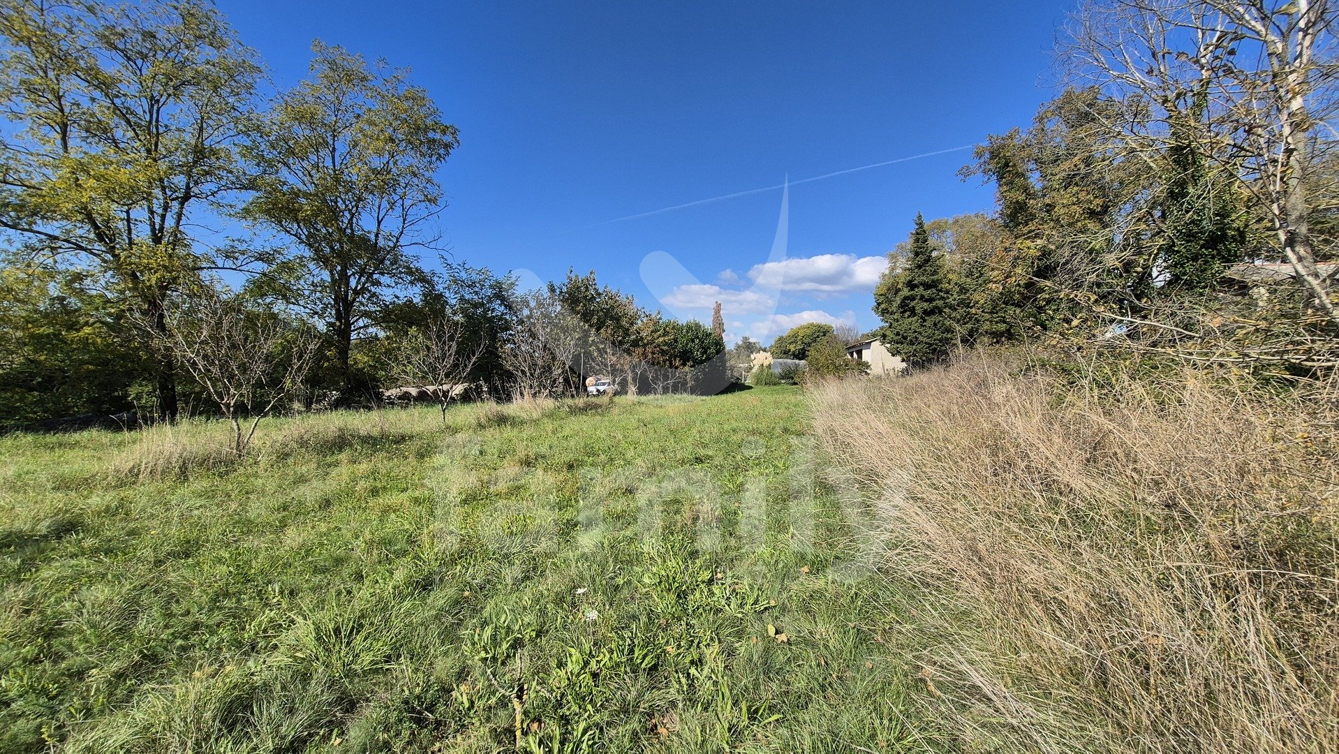 GRAĐEVINSKO ZEMLJIŠTE SA IDEJNIM PROJEKTOM NA MIRNOJ LOKACIJI