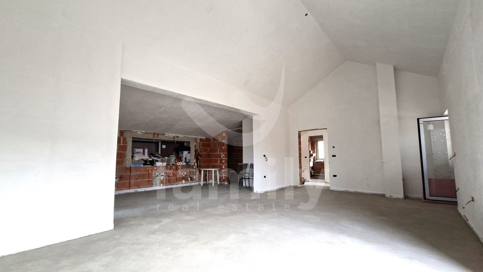 PRODAJA NOVOGRAĐENE OBITELJSKE KUĆE