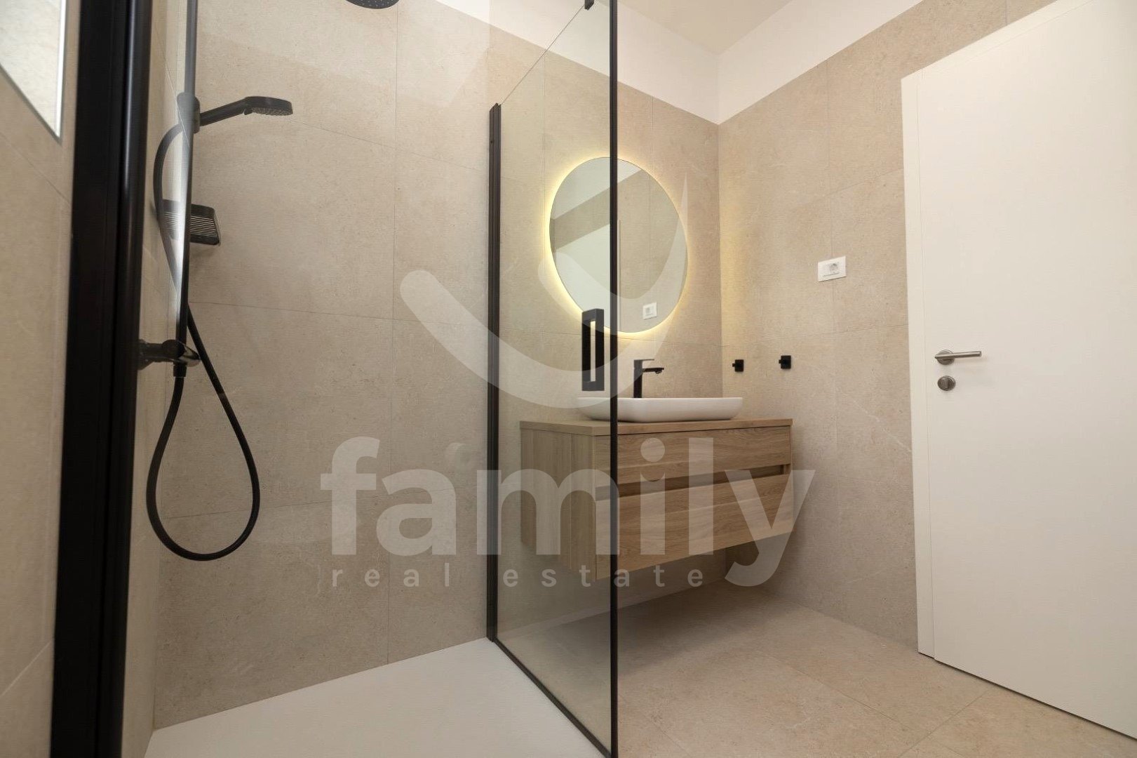 PRODAJA VISOKOKVALITETNE ŠARMANTNE PRIZEMNICE NA MIRNOJ LOKACIJI