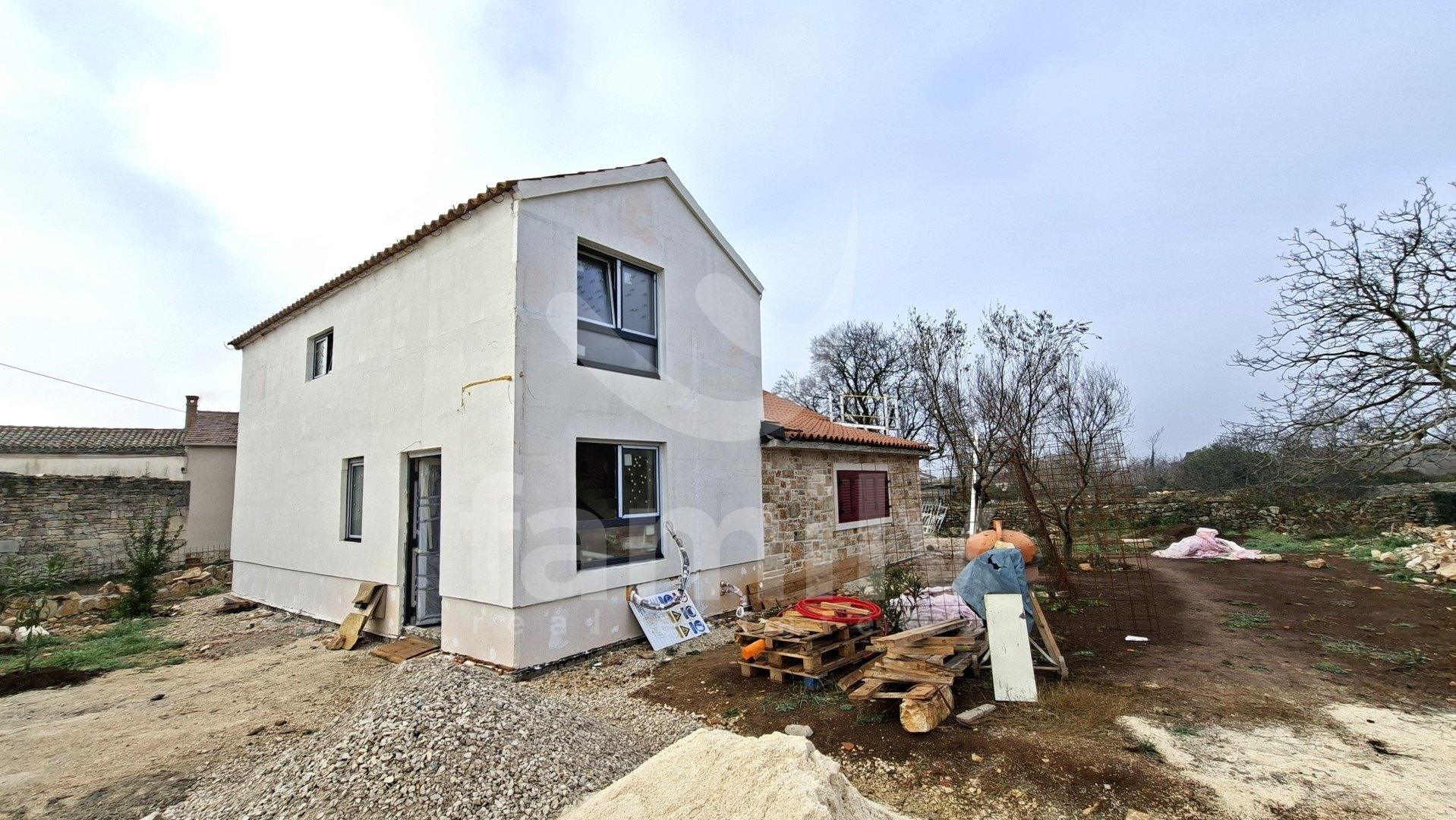 PRODAJA NOVOGRAĐENE OBITELJSKE KUĆE