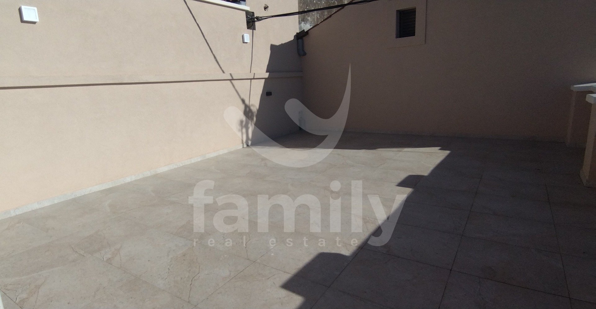 LIJEPA KOMPLETNO RENOVIRANA KUĆA U PULI