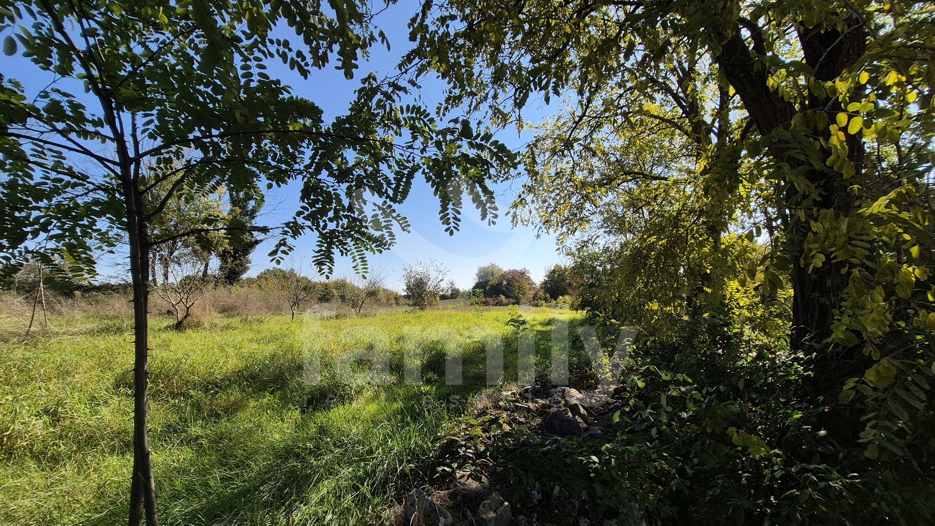 GRAĐEVINSKO ZEMLJIŠTE SA IDEJNIM PROJEKTOM NA MIRNOJ LOKACIJI
