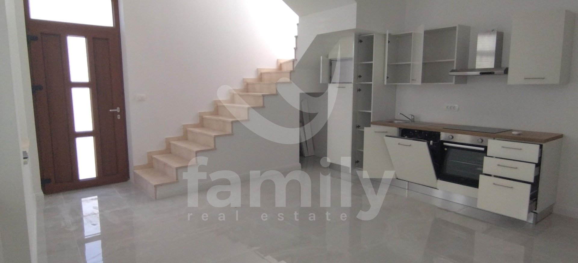 LIJEPA KOMPLETNO RENOVIRANA KUĆA U PULI