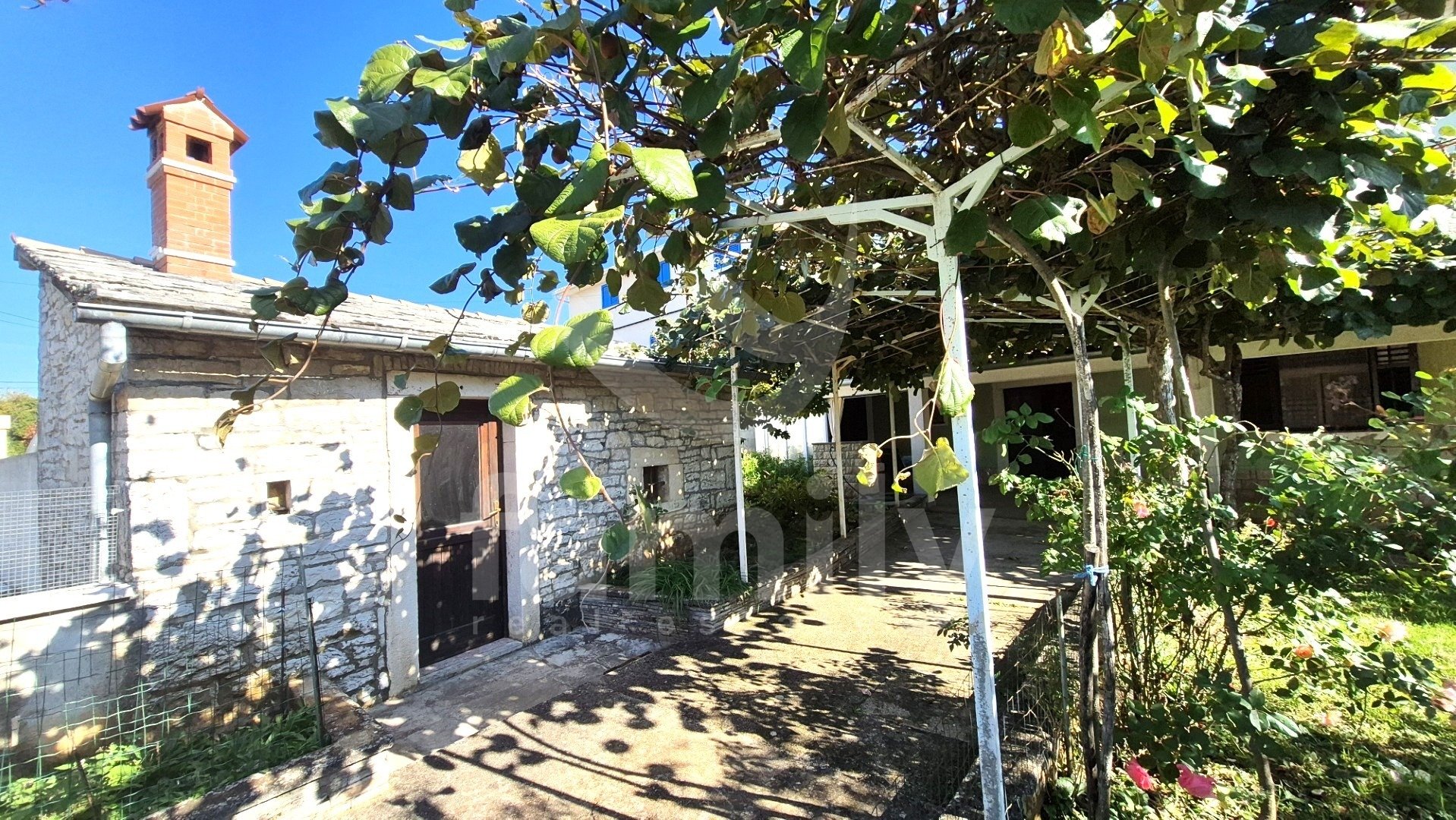 SCHÖNES HAUS MIT GARTEN UND GROßEM BAUPOTENZIAL