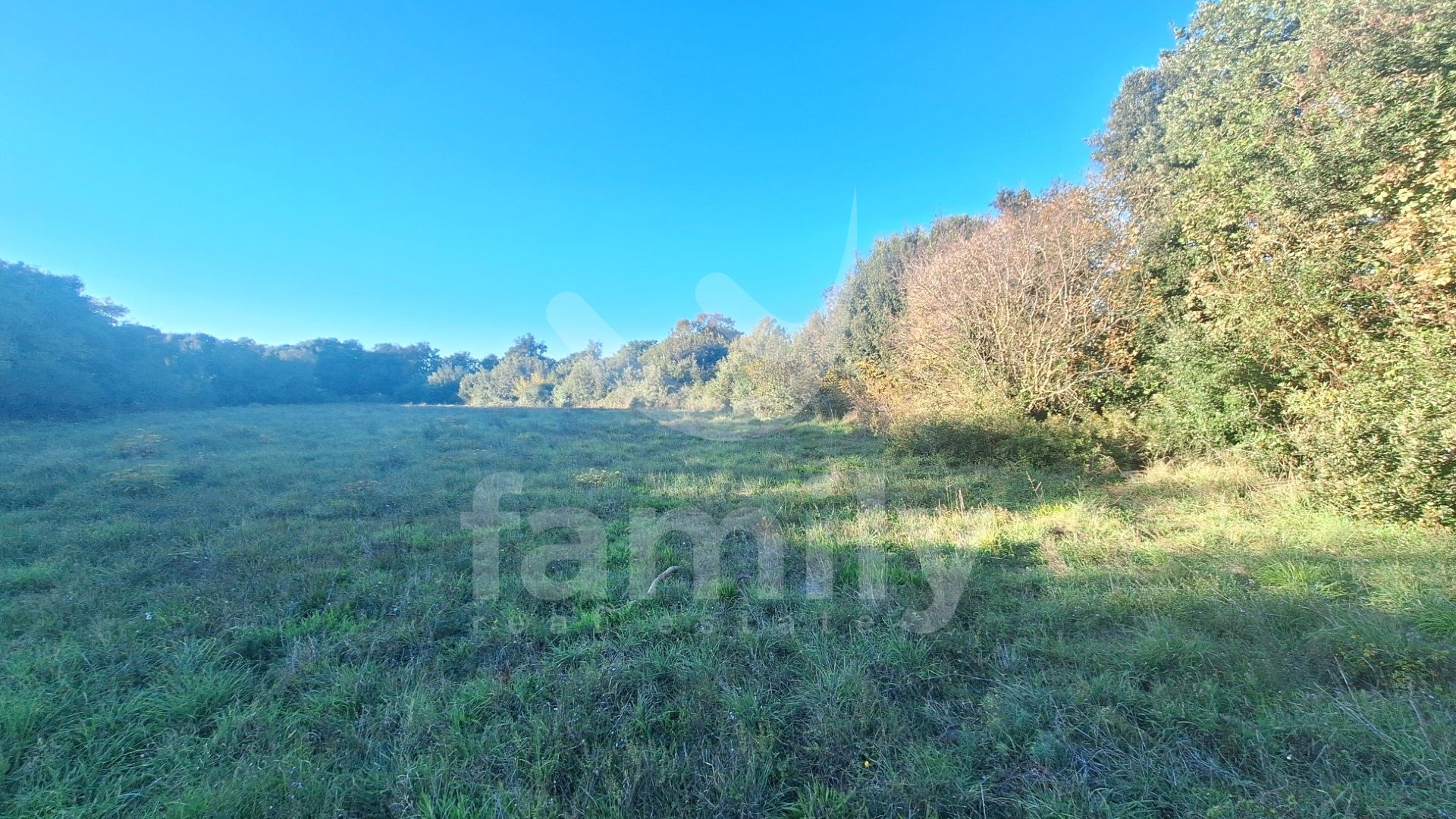 GRAĐEVINSKO ZEMLJIŠTE UGOSTITELJSKO-TURISTIČKE NAMJENE BLIZU MORA