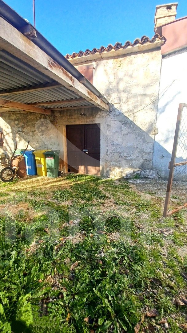 PRODAJA OBITELJSKE KUĆE U NIZU U OKOLICI VIŠNJANA