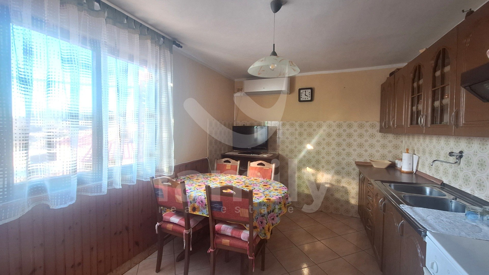 PRODAJA OBITELJSKE KUĆE U NIZU U OKOLICI VIŠNJANA