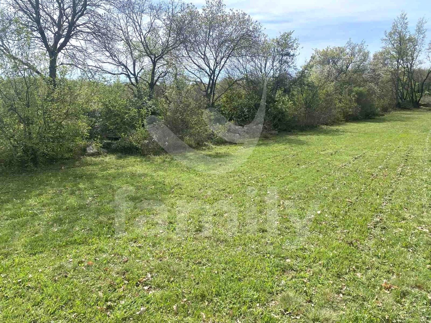 PRODAJA GRAĐEVINSKOG ZEMLJIŠTA NA MIRNOJ LOKACIJI