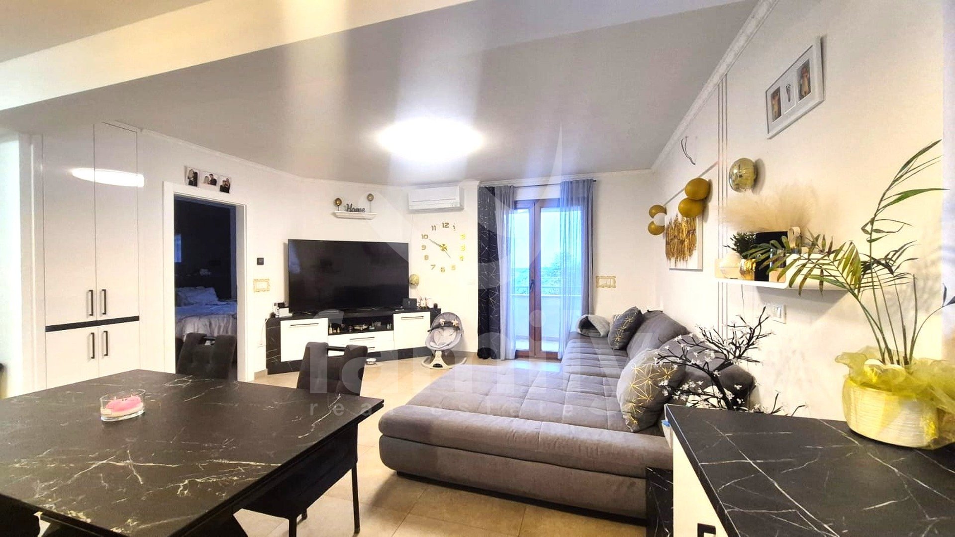 PRODAJA MODERNO OPREMLJENOG STANA NA TOP LOKACIJI