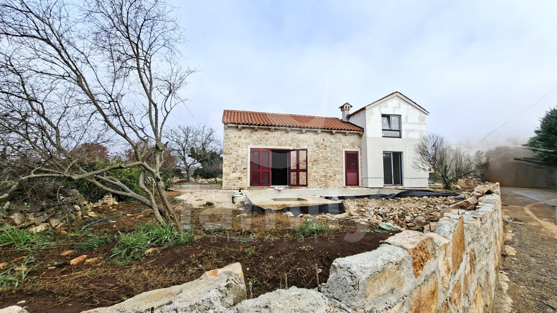 PRODAJA NOVOGRAĐENE OBITELJSKE KUĆE