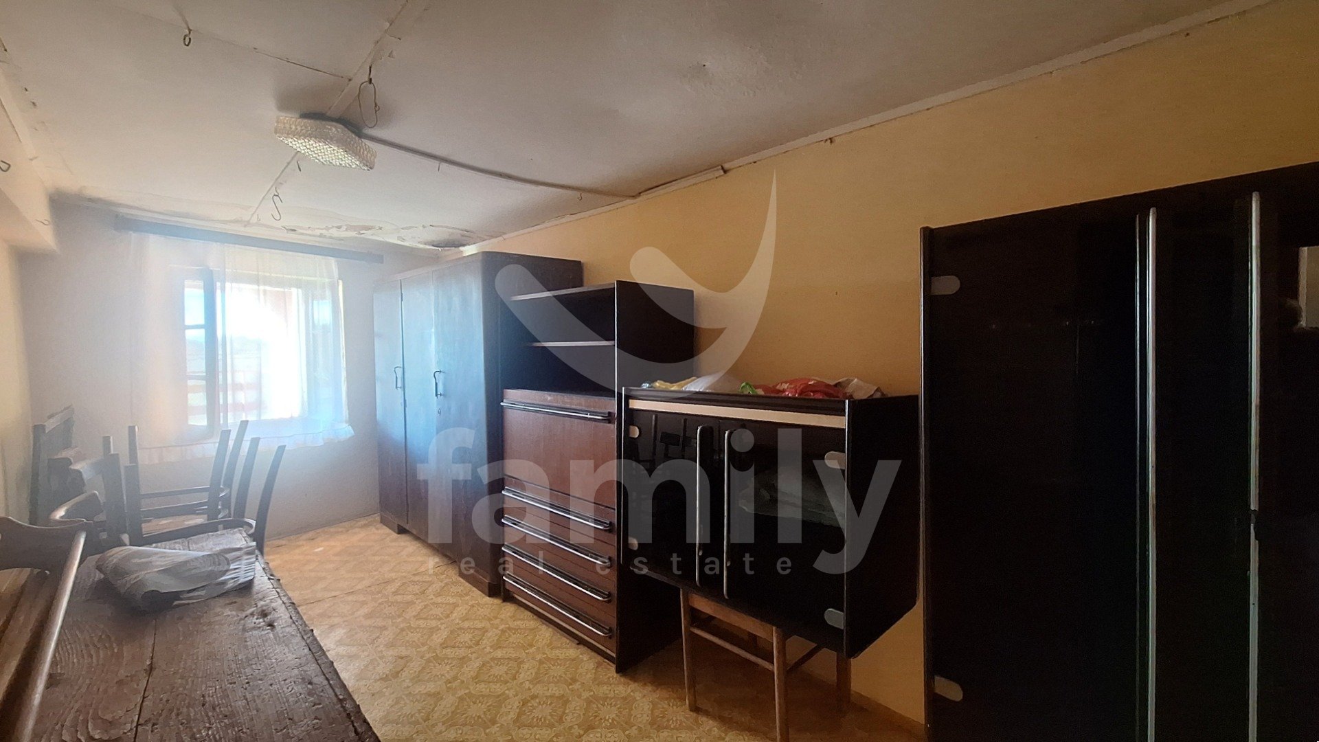 PRODAJA OBITELJSKE KUĆE U NIZU U OKOLICI VIŠNJANA