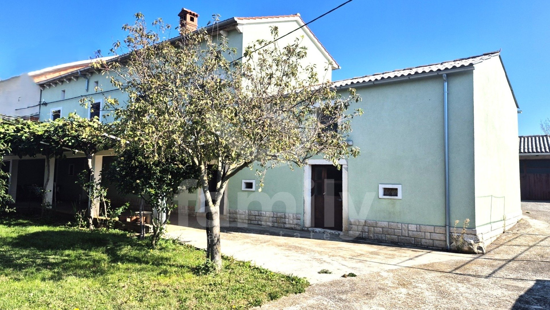 SCHÖNES HAUS MIT GARTEN UND GROßEM BAUPOTENZIAL