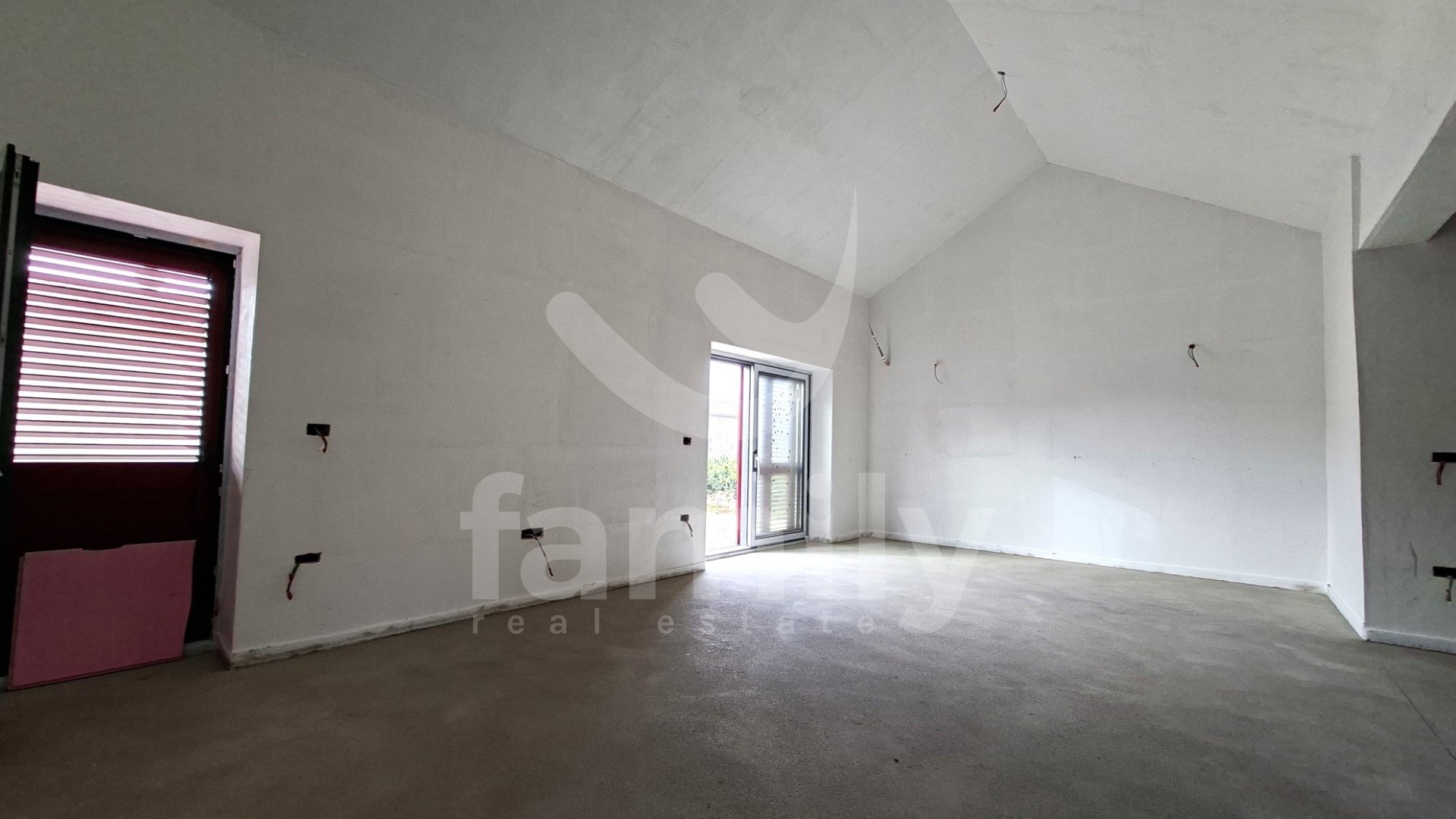 PRODAJA NOVOGRAĐENE OBITELJSKE KUĆE