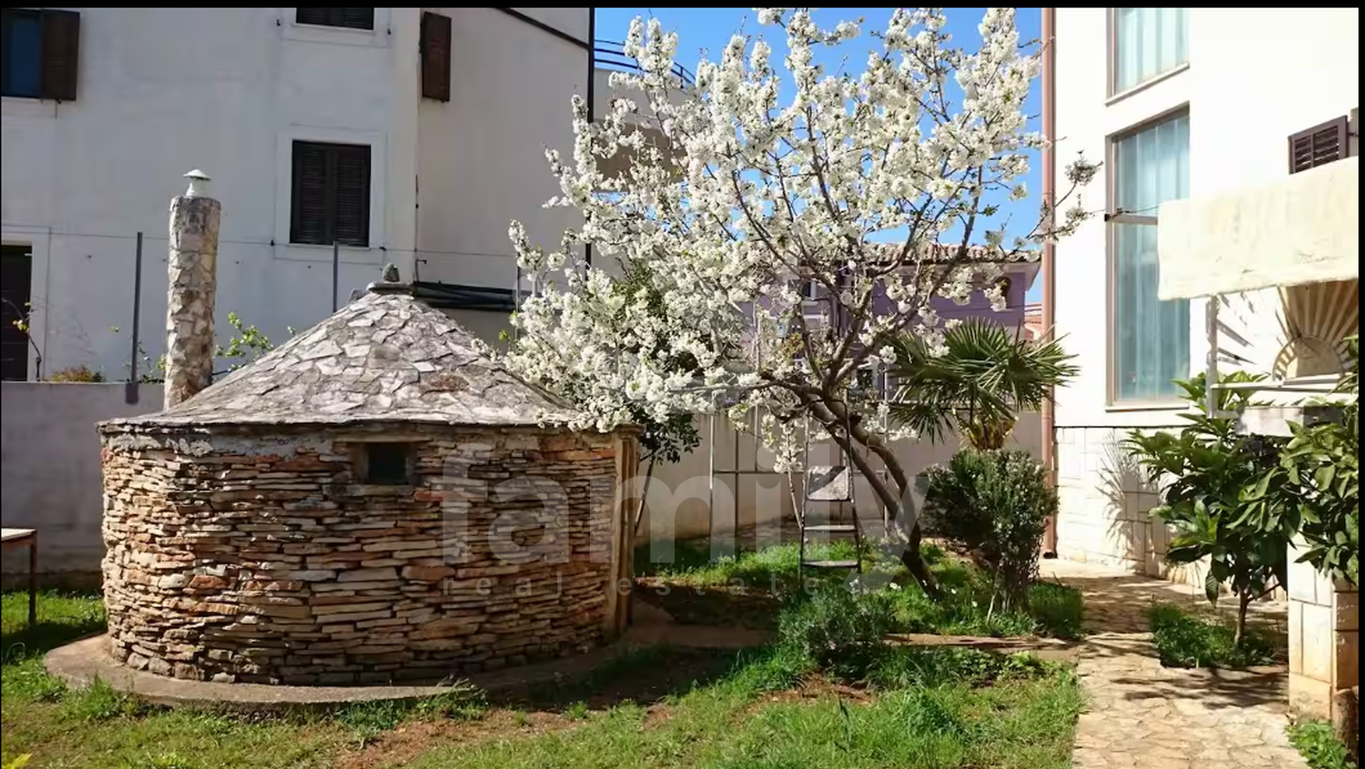 VERKAUF EINES HOCHPROFITABLEN HAUSES MIT MEERESBLICK