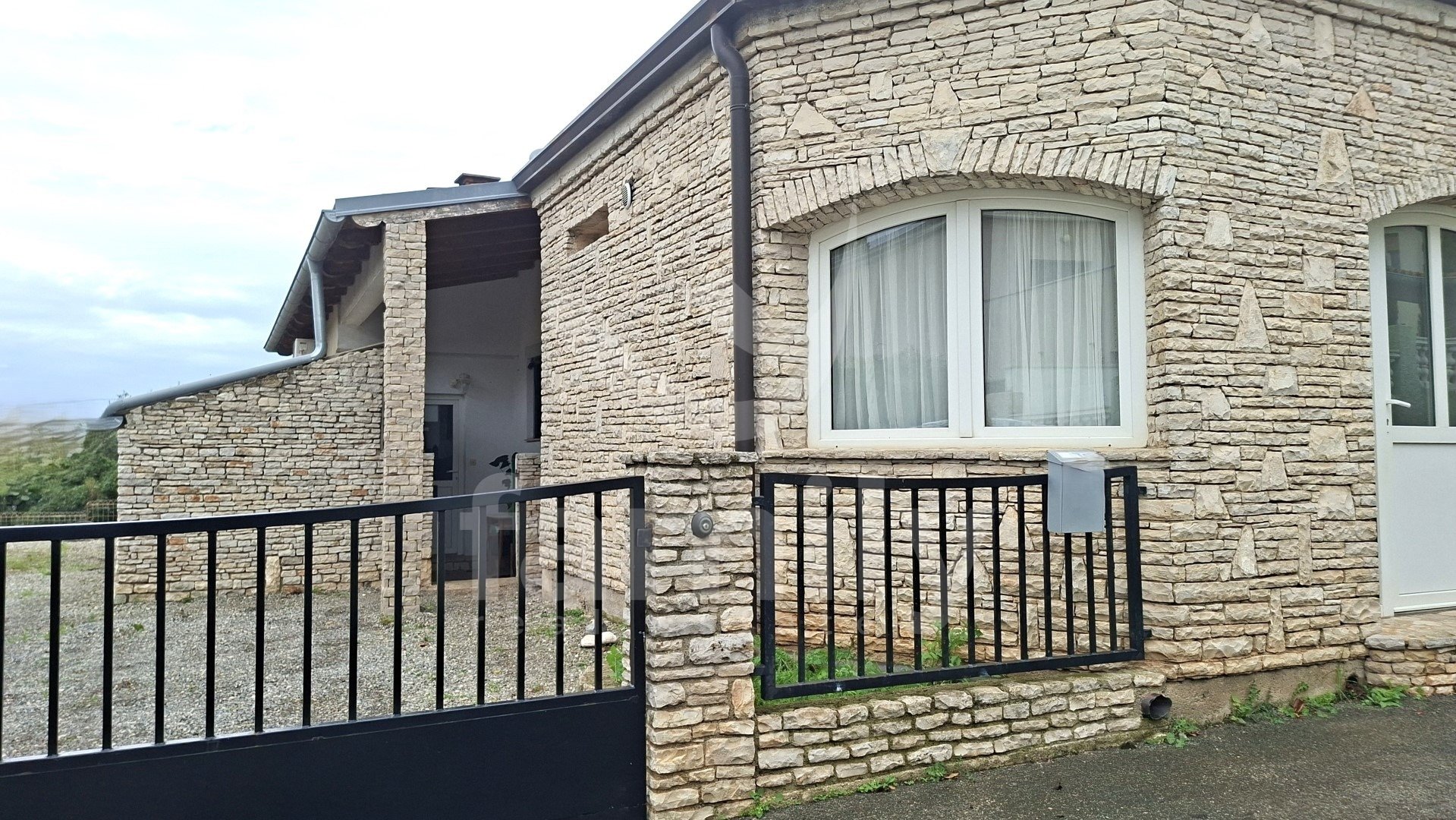 SPACIOUS DETACHED FAMILY HOUSE WITH 4 RESIDENTIAL UNITS