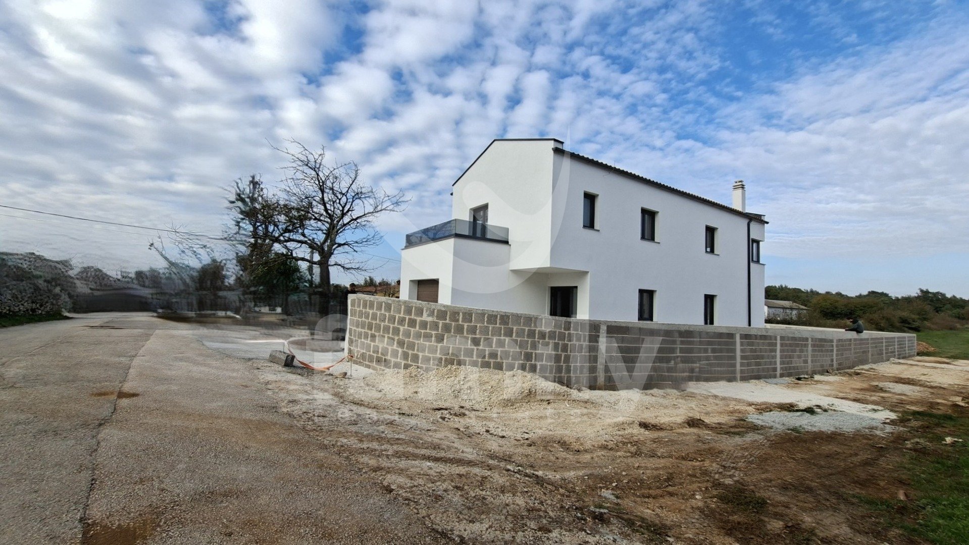 MODERNA KUĆA SA BAZENOM I GARAŽOM