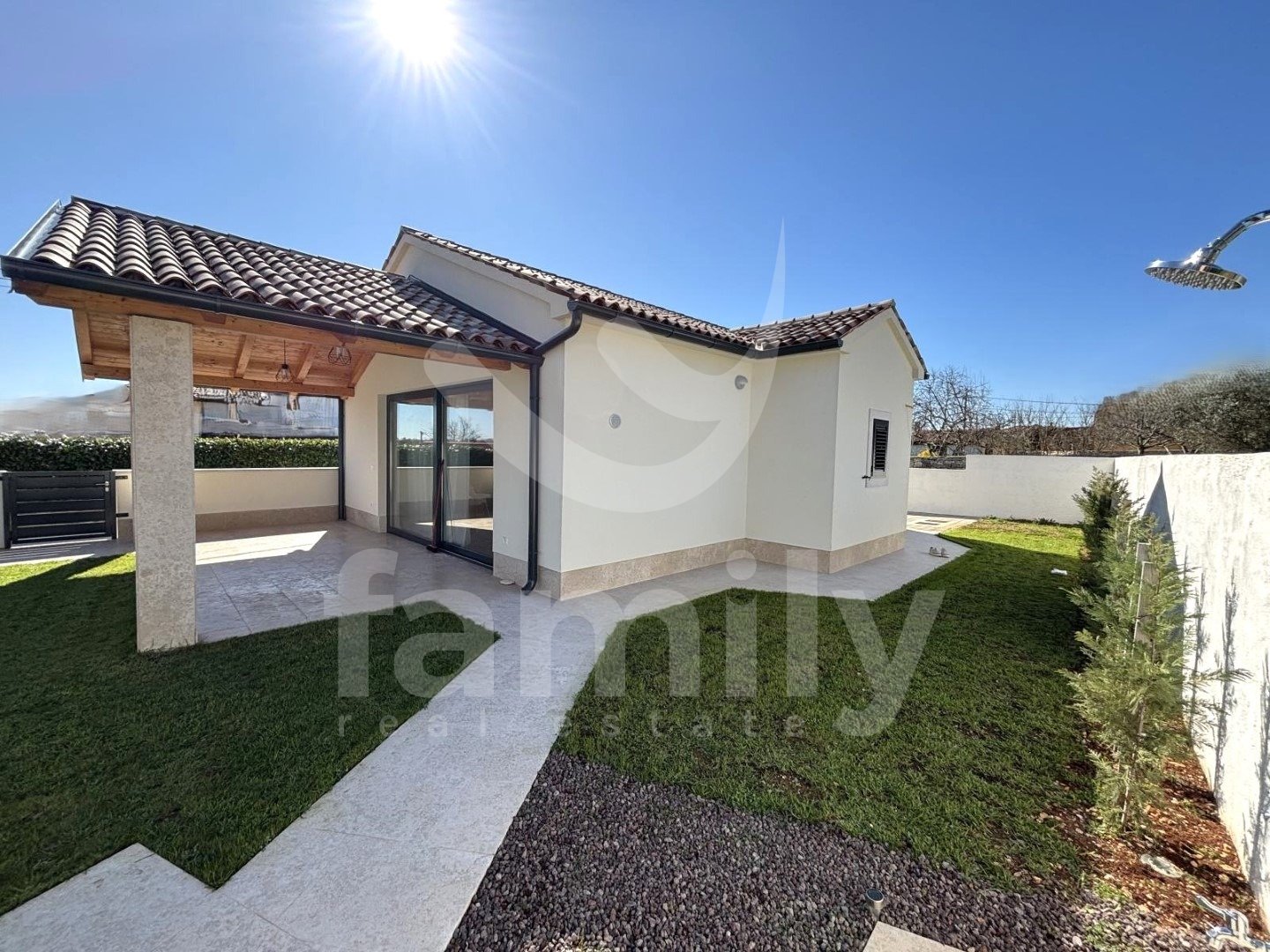 PRODAJA VISOKOKVALITETNE ŠARMANTNE PRIZEMNICE NA MIRNOJ LOKACIJI