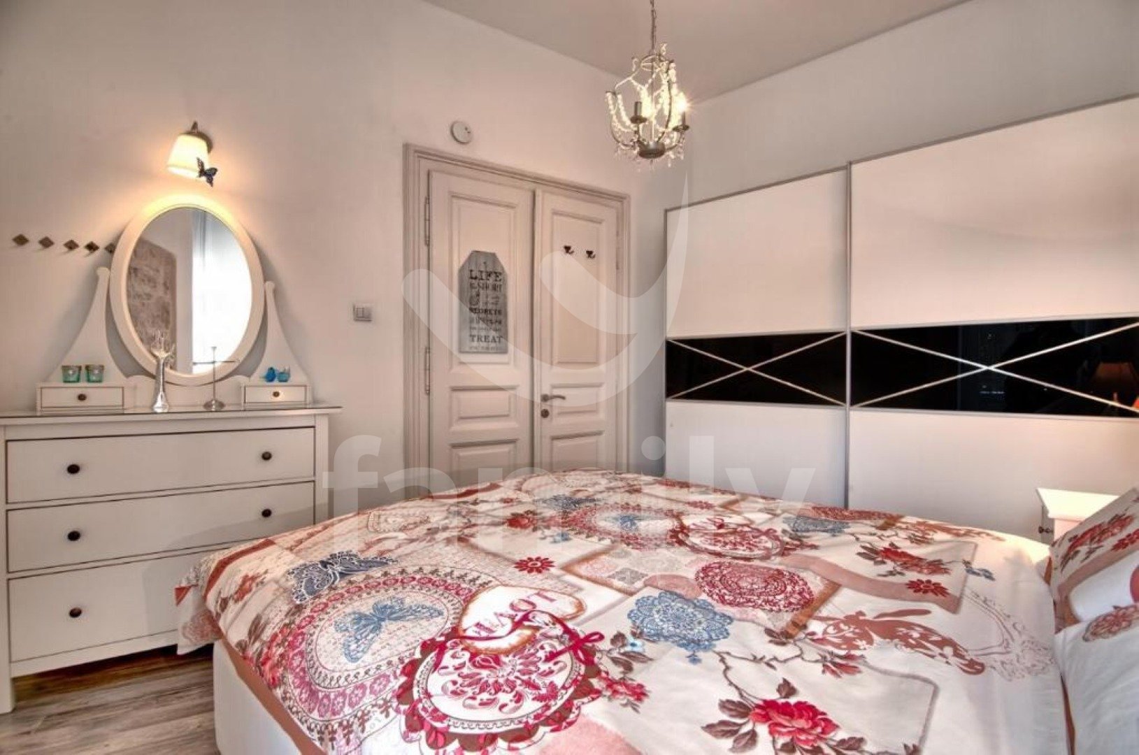 MODERNO UREĐEN I RENOVIRAN STAN U CENTRU PULE