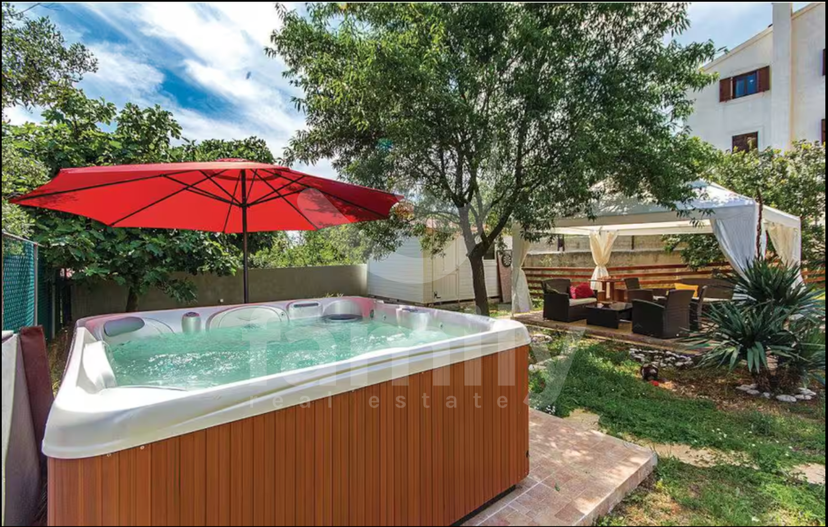 VERKAUF EINES HOCHPROFITABLEN HAUSES MIT MEERESBLICK