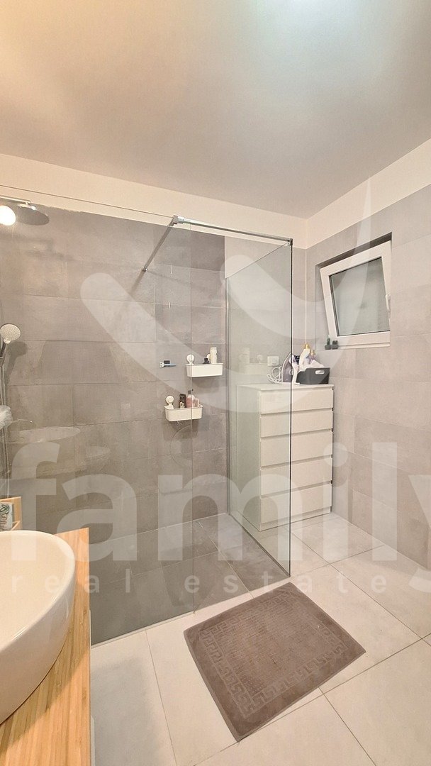 PRODAJA KOMFORNOG JEDNOSOBNOG STANA 150 M OD MORA