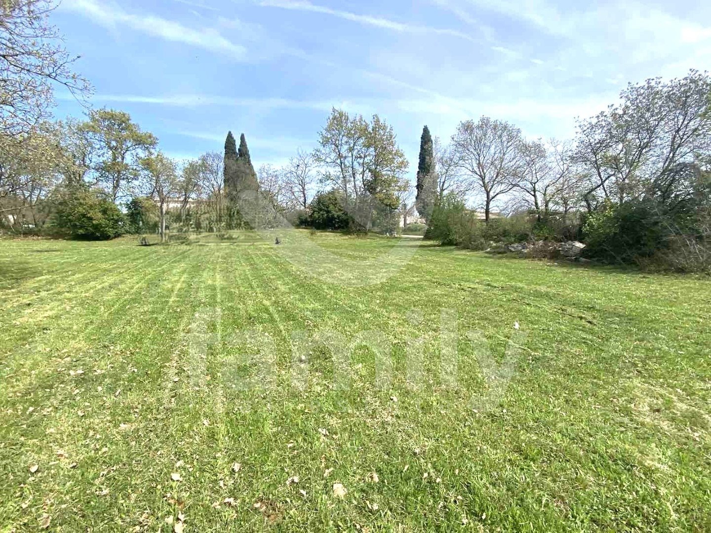 PRODAJA GRAĐEVINSKOG ZEMLJIŠTA NA MIRNOJ LOKACIJI