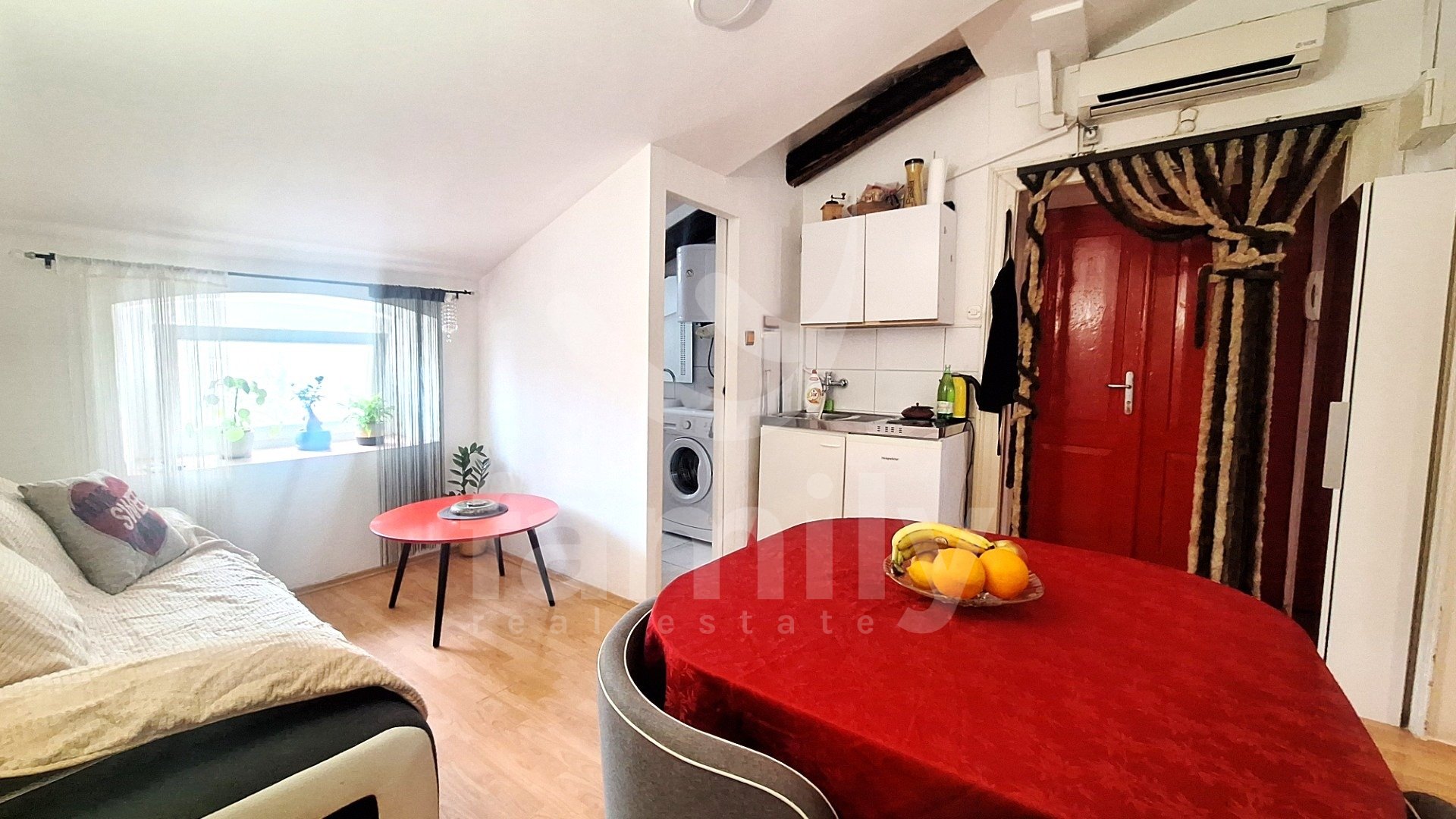 PRODAJA ŠARMANTNOG STANA U CENTRU PULE