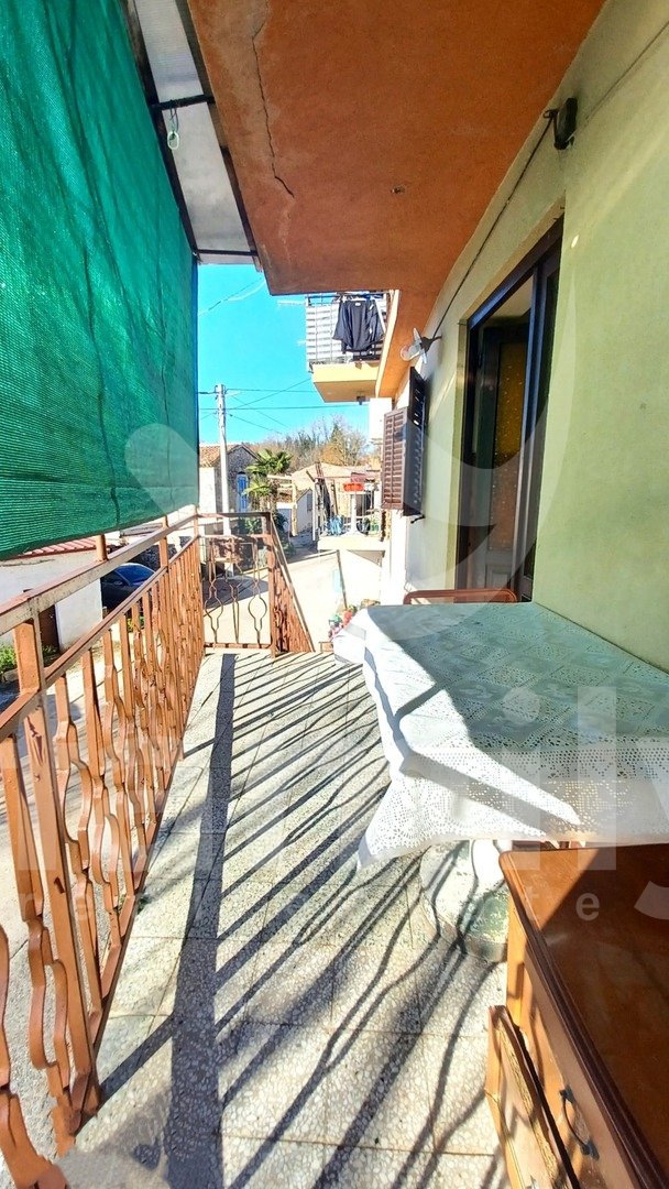 PRODAJA OBITELJSKE KUĆE U NIZU U OKOLICI VIŠNJANA