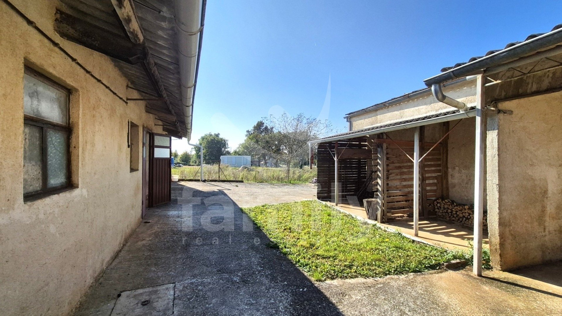 SCHÖNES HAUS MIT GARTEN UND GROßEM BAUPOTENZIAL