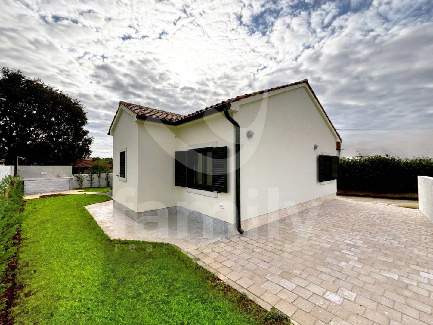 PRODAJA VISOKOKVALITETNE ŠARMANTNE PRIZEMNICE NA MIRNOJ LOKACIJI