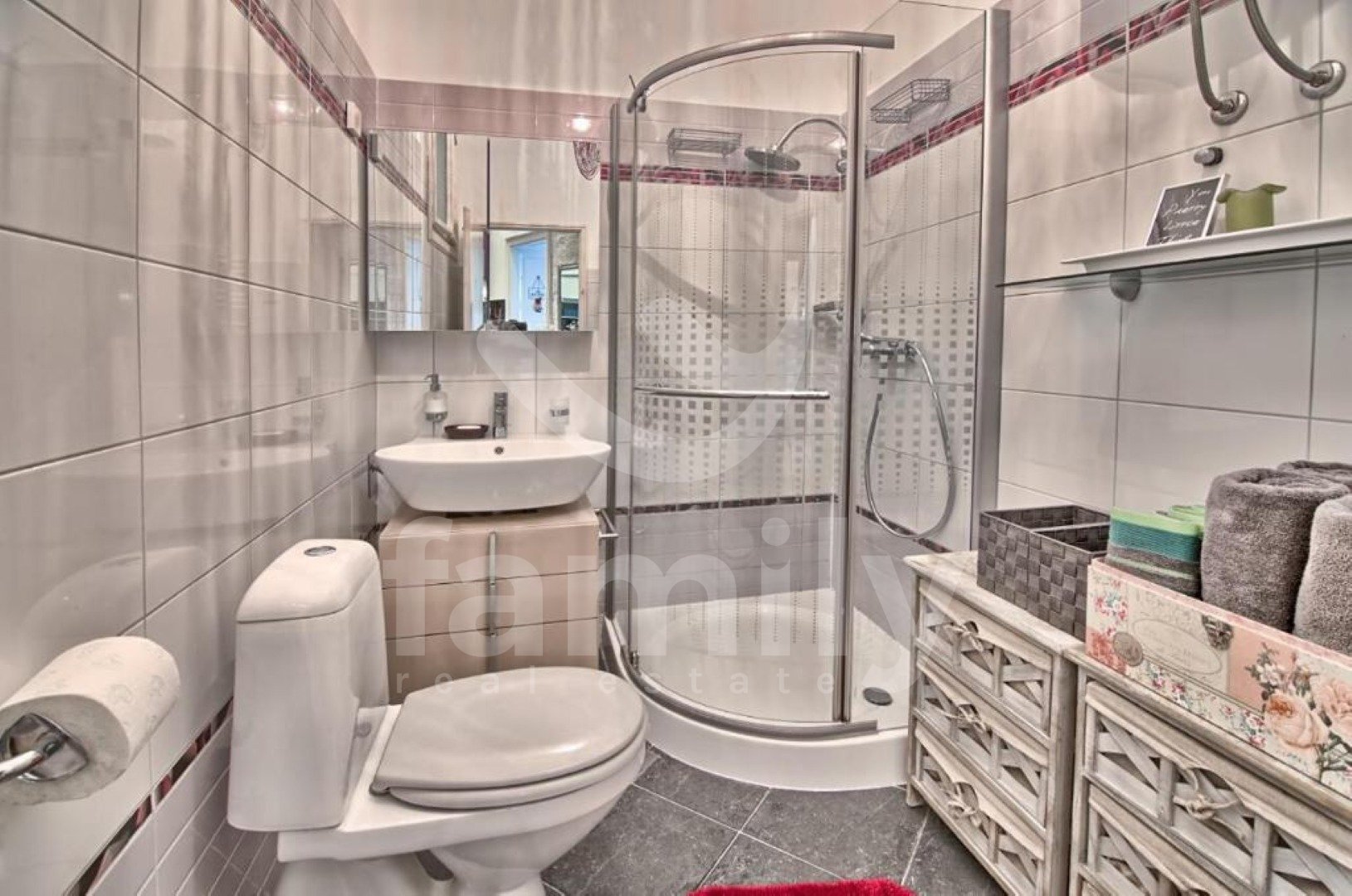 MODERNO UREĐEN I RENOVIRAN STAN U CENTRU PULE