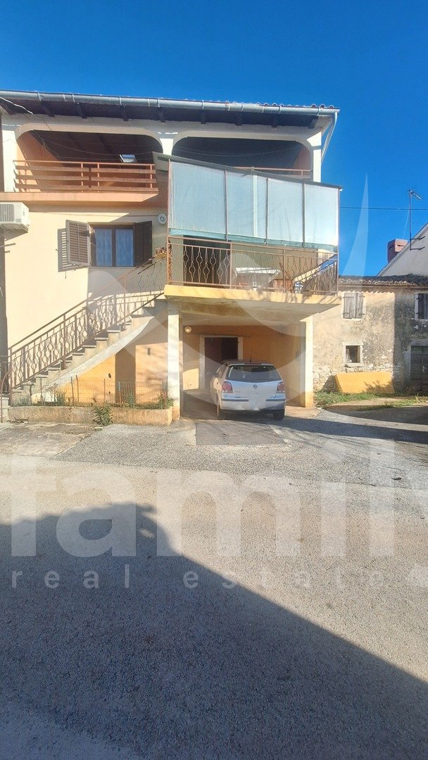 PRODAJA OBITELJSKE KUĆE U NIZU U OKOLICI VIŠNJANA